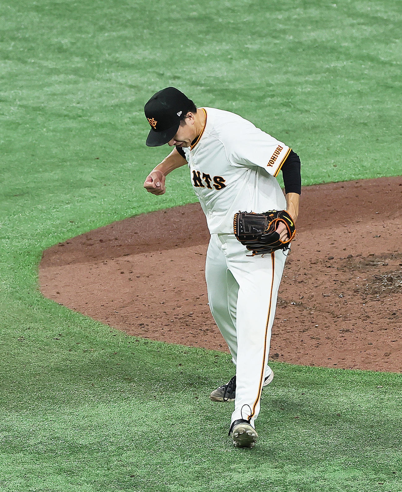 セ・クライマックスシリーズ（CS）ファイナルステージ　巨人対DeNA 9回表DeNA2死二、三塁、代打筒香を見逃し三振に仕留めガッツポーズする大勢（撮影・足立雅史）