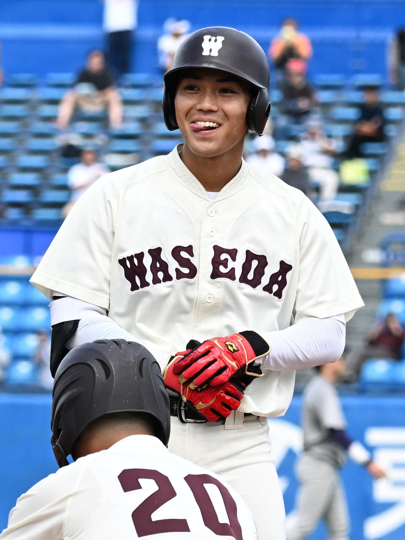 東京6大学野球秋季リーグ戦　早大対明大　2回裏早大無死一、二塁、中前に先制適時打を放放ち笑顔を見せる梅村（撮影・千葉一成）
