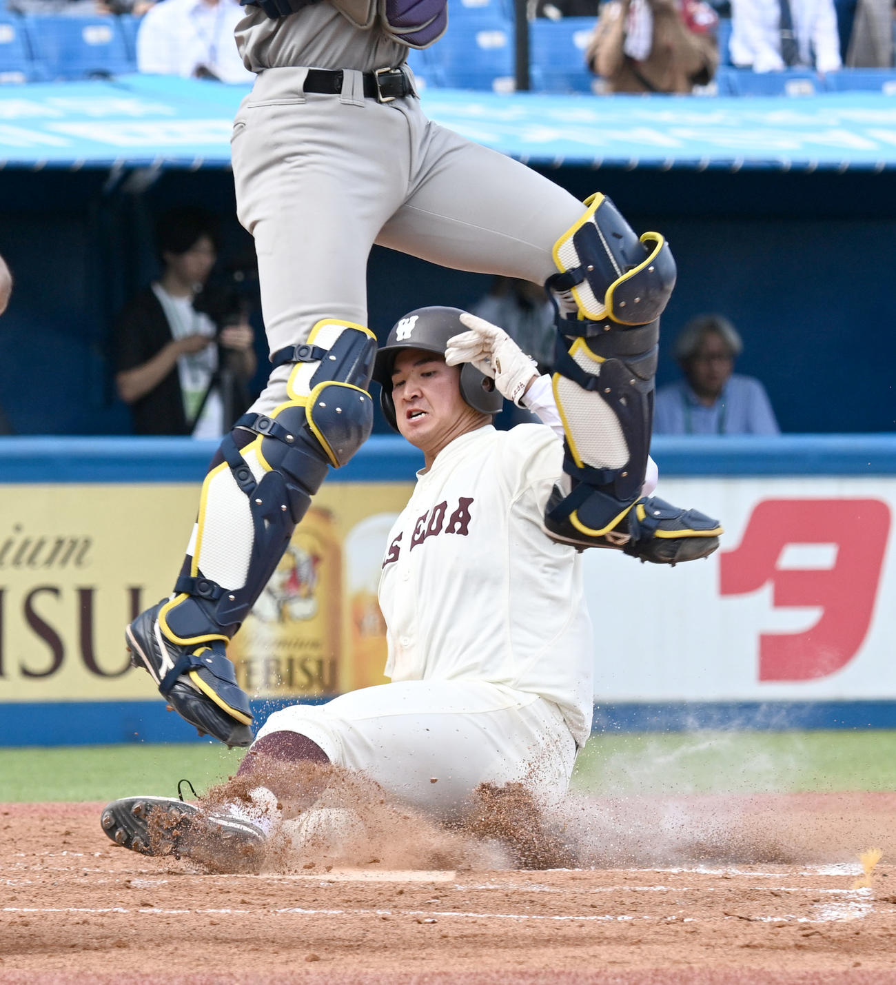 東京6大学野球秋季リーグ戦　早大対明大　2回裏早大無死一、二塁、梅村大和の中前打で先制のホームを踏む二走前田（撮影・千葉一成）