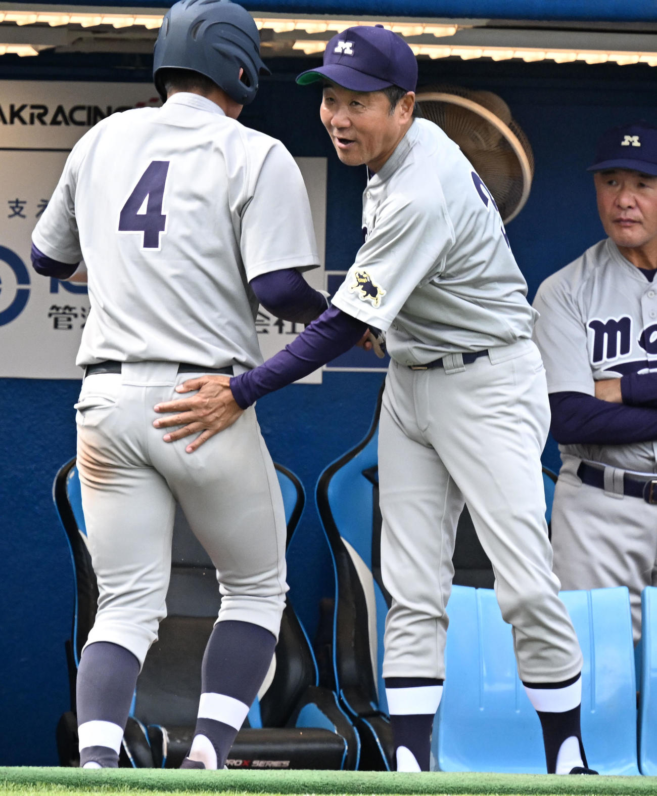 東京6大学野球秋季リーグ戦　早大対明大　5回表明大2死二塁、内海の適時打で生還した二走木本（左）を迎える田中監督（撮影・千葉一成）