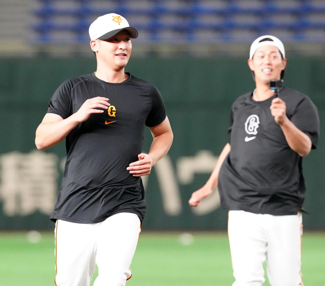 巨人対DeNA　試合前練習に臨む巨人吉川。右は立岡（撮影・江口和貴）