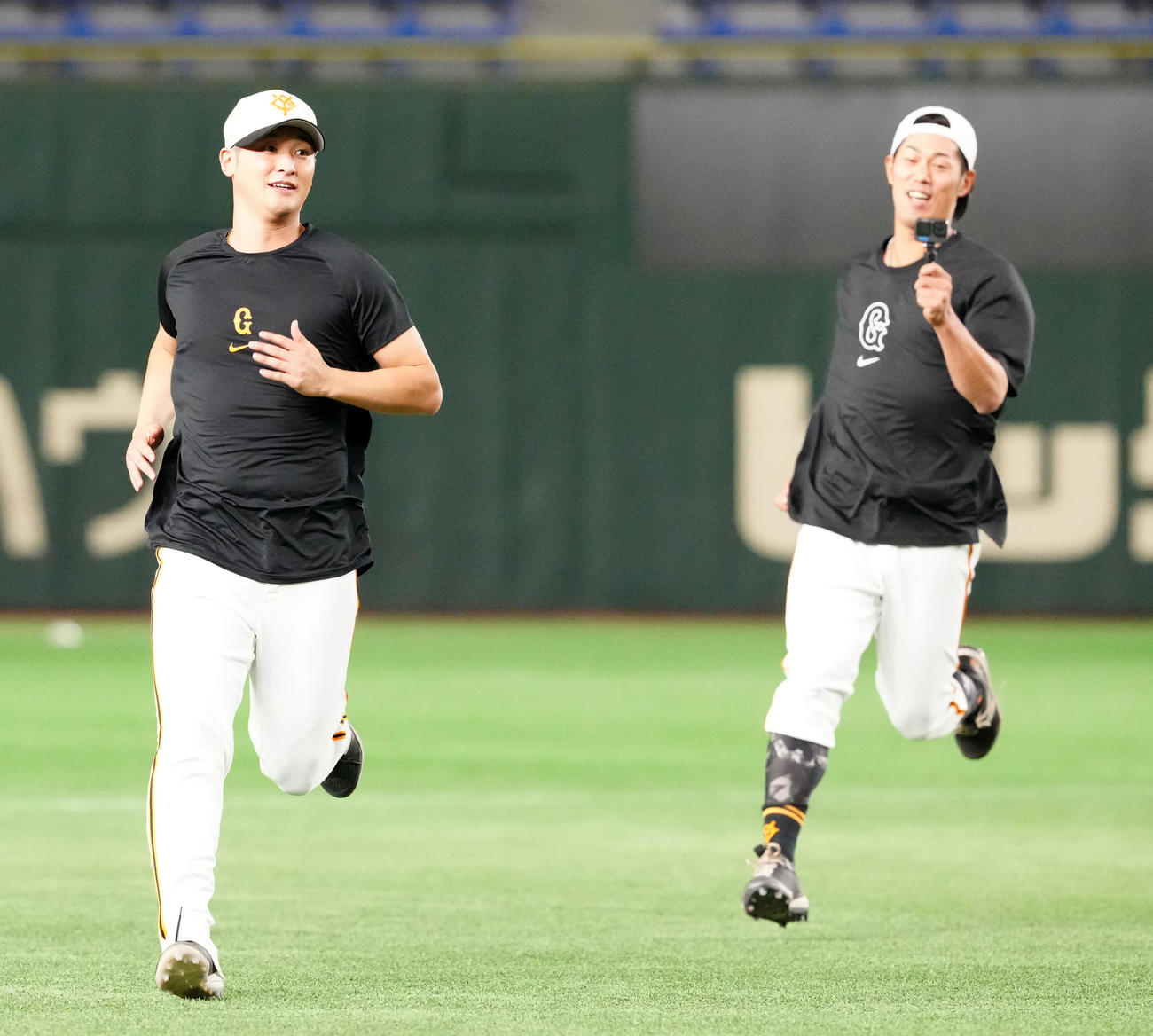 巨人対DeNA　試合前練習に臨む巨人吉川。右は立岡（撮影・江口和貴）