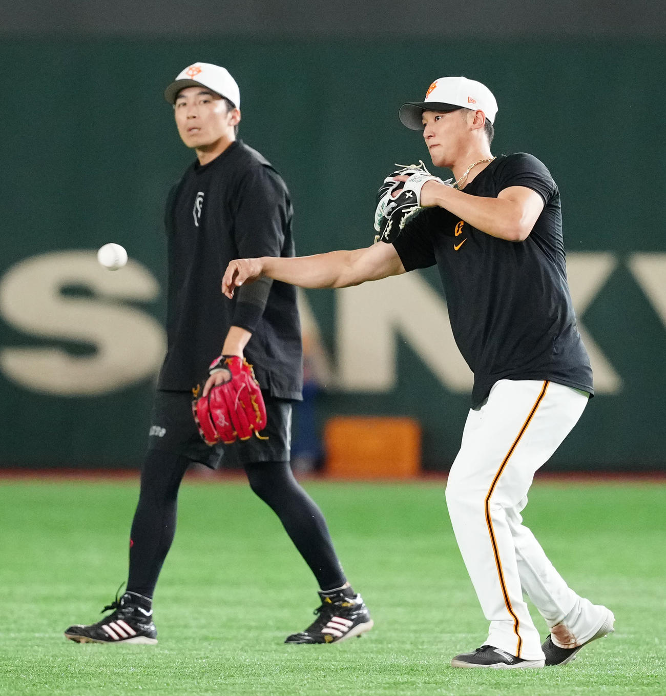 巨人対DeNA　試合前練習に臨む巨人吉川（右）。左は増田大（撮影・江口和貴）