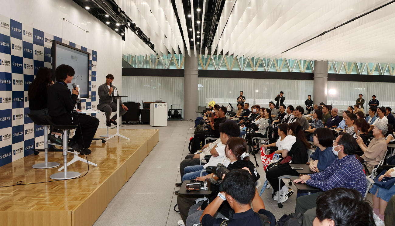 母校の近畿大学で講演会を行った糸井嘉男氏（撮影・加藤哉）