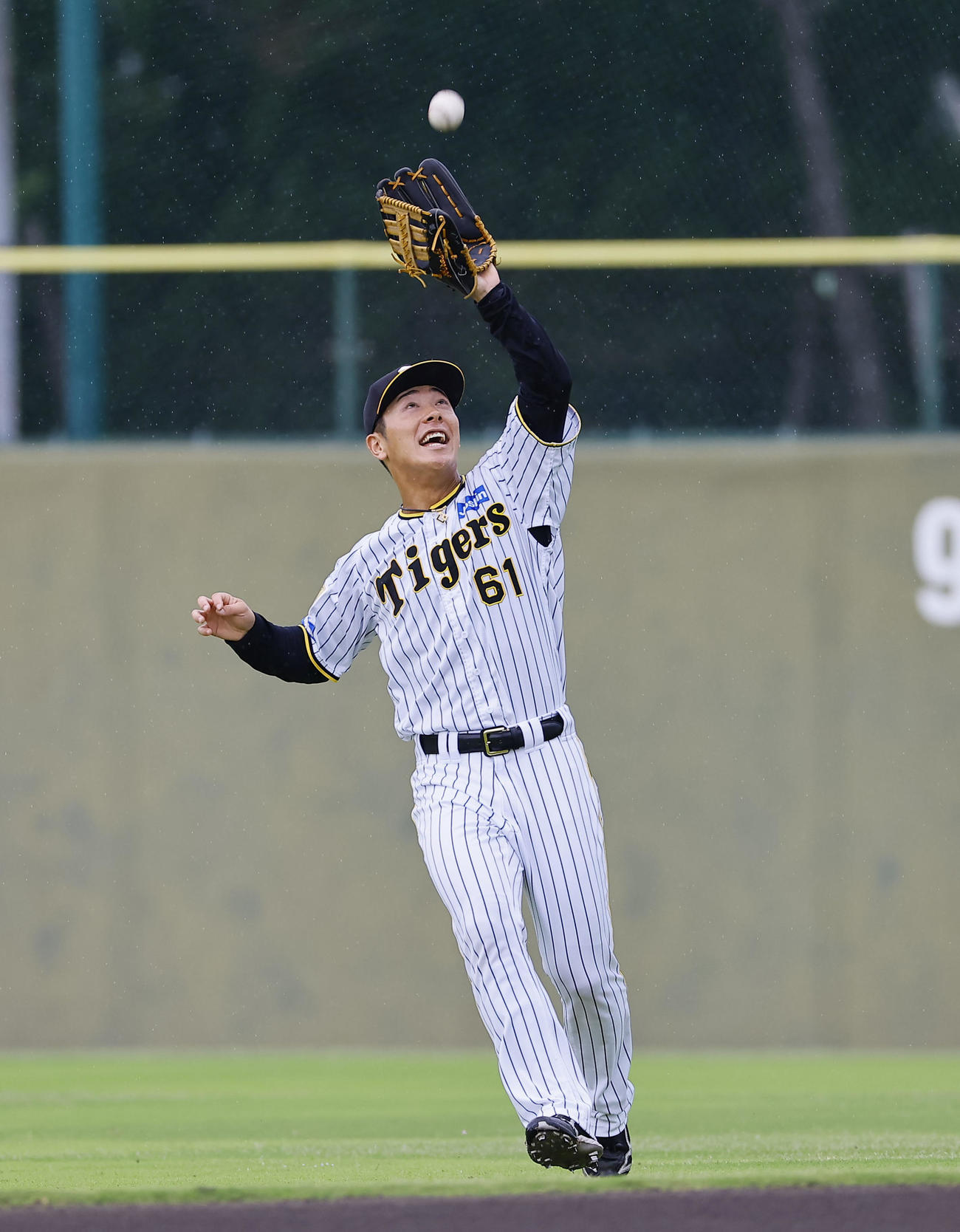 外野の守備練習をする阪神豊田（撮影・藤尾明華）