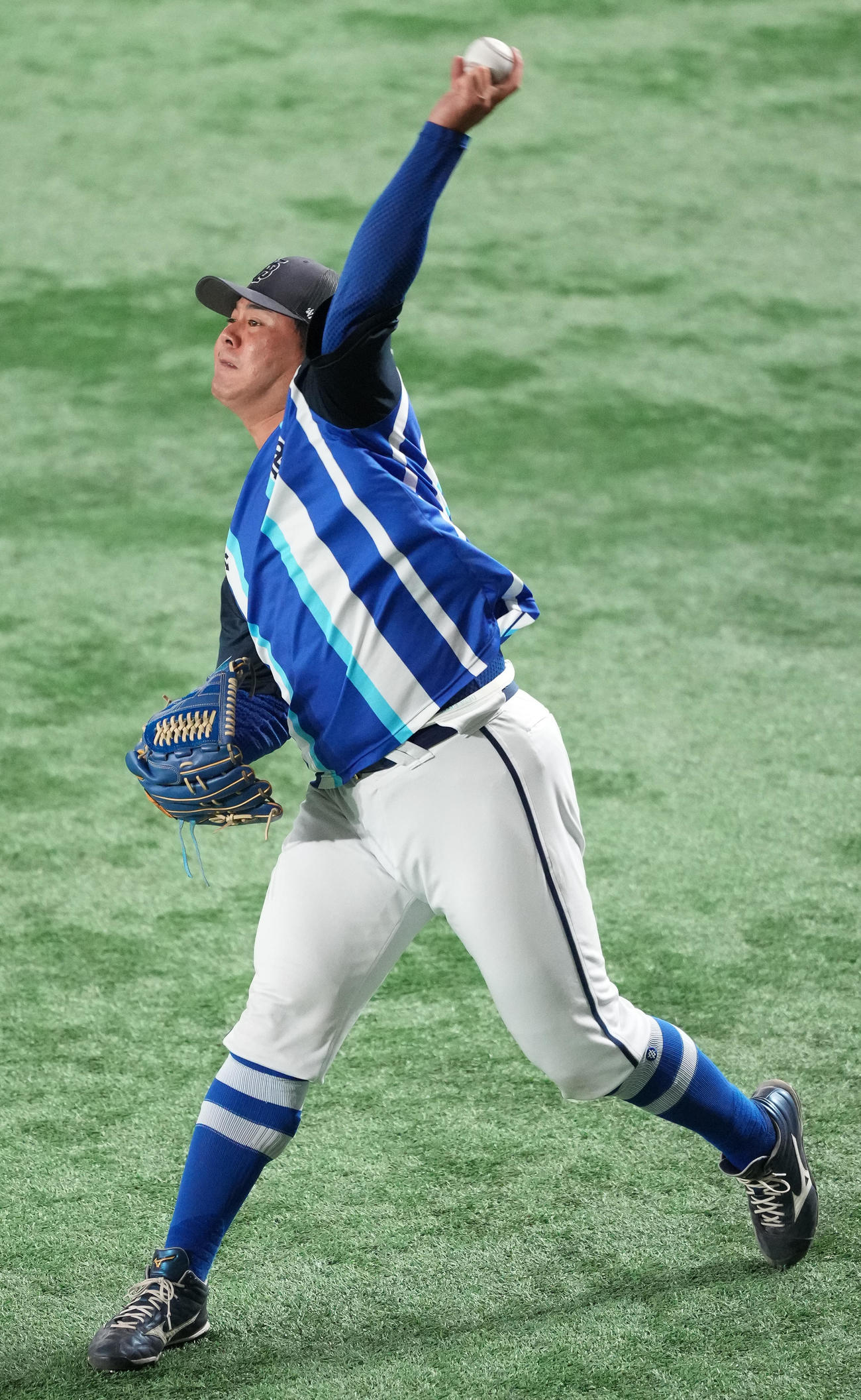 巨人対DeNA　試合前練習でキャッチボールするDeNA浜口（撮影・鈴木みどり）