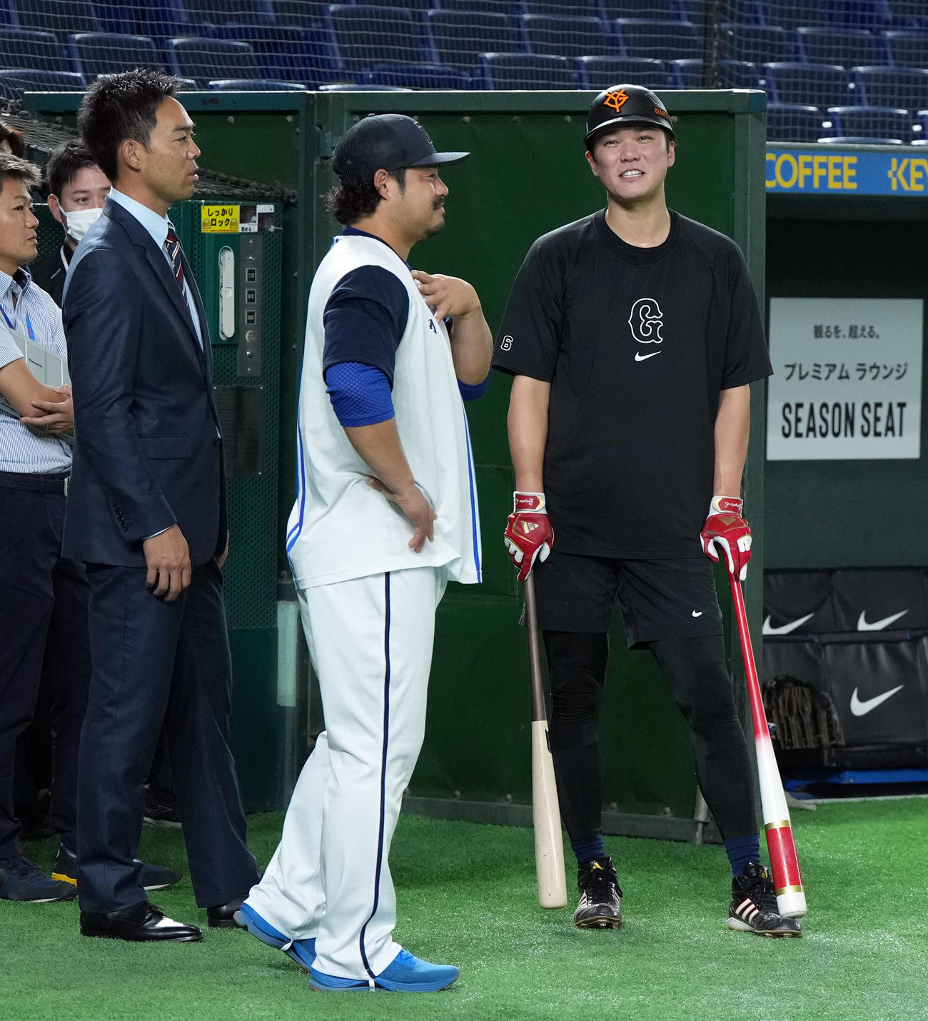 巨人対DeNA　試合前、左から広島秋山、DeNA宮崎と話をする巨人坂本（撮影・たえ見朱実）