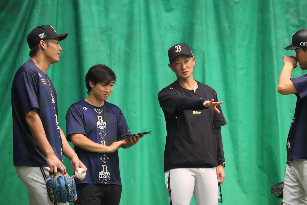オリックス岸田監督（右）は佐藤一磨（左）にアドバイス（撮影・大池和幸）