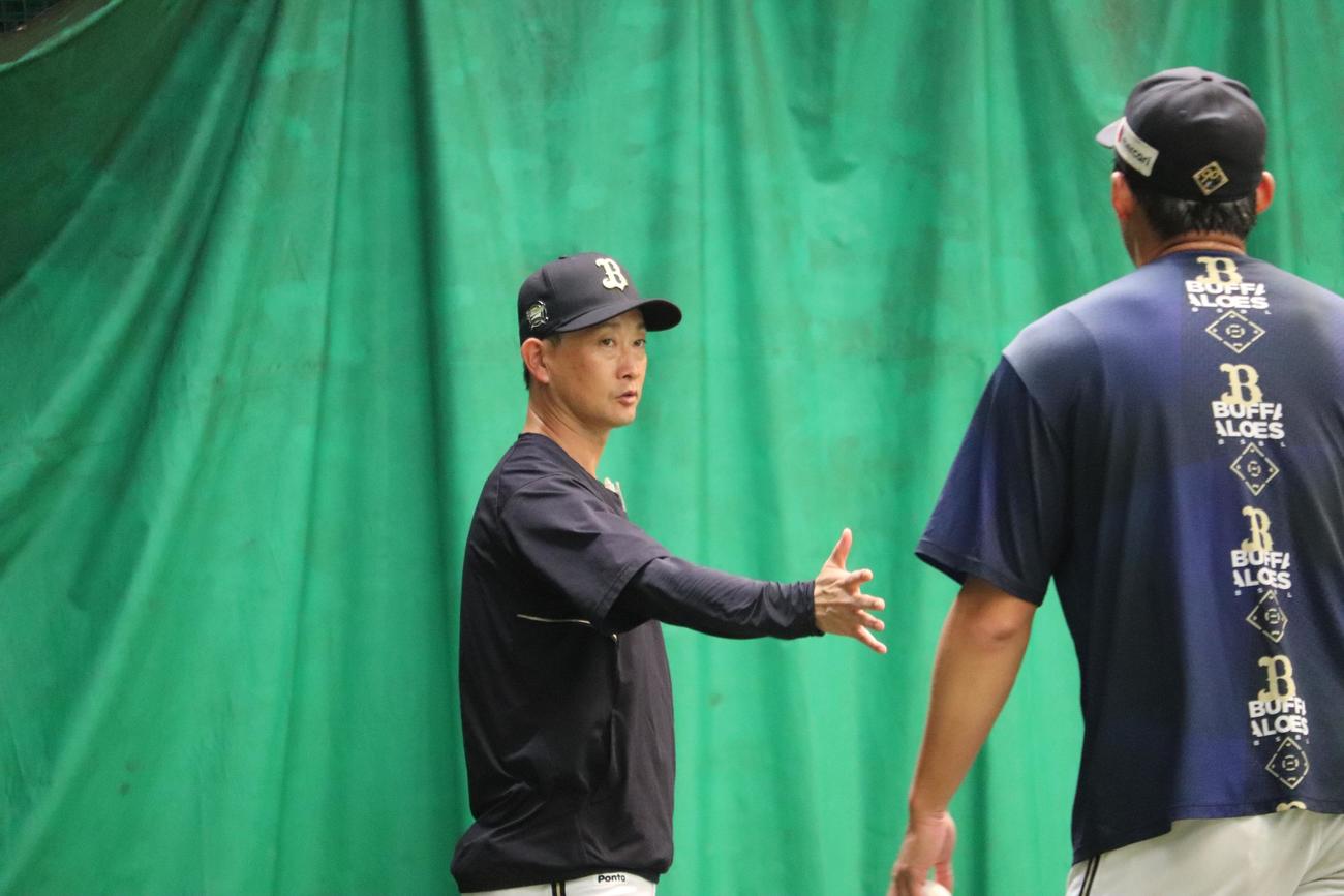 オリックス岸田監督は佐藤一磨にアドバイス（撮影・大池和幸）