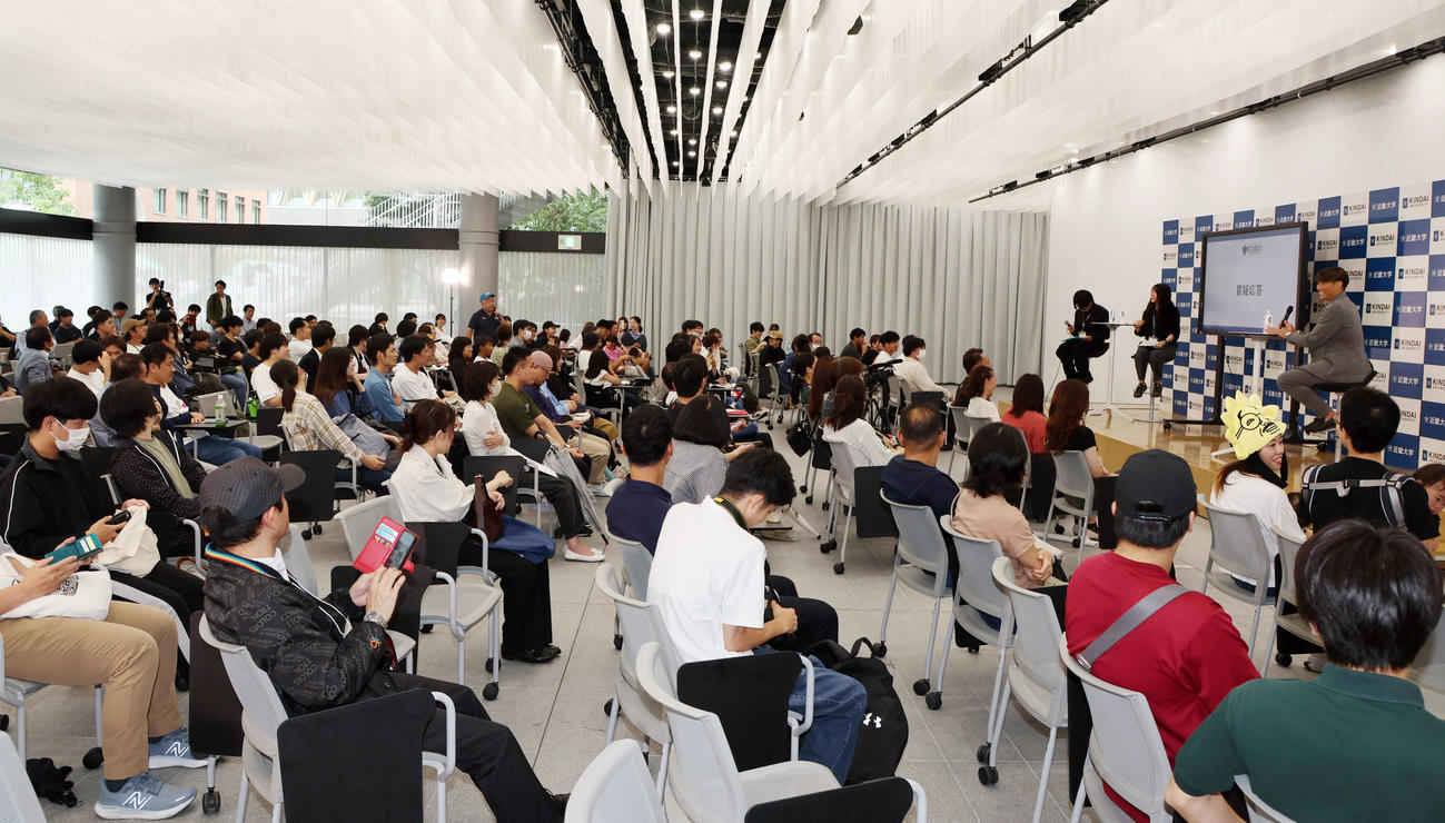 母校の近畿大学で講演会を行った糸井嘉男氏（右）（撮影・加藤哉）