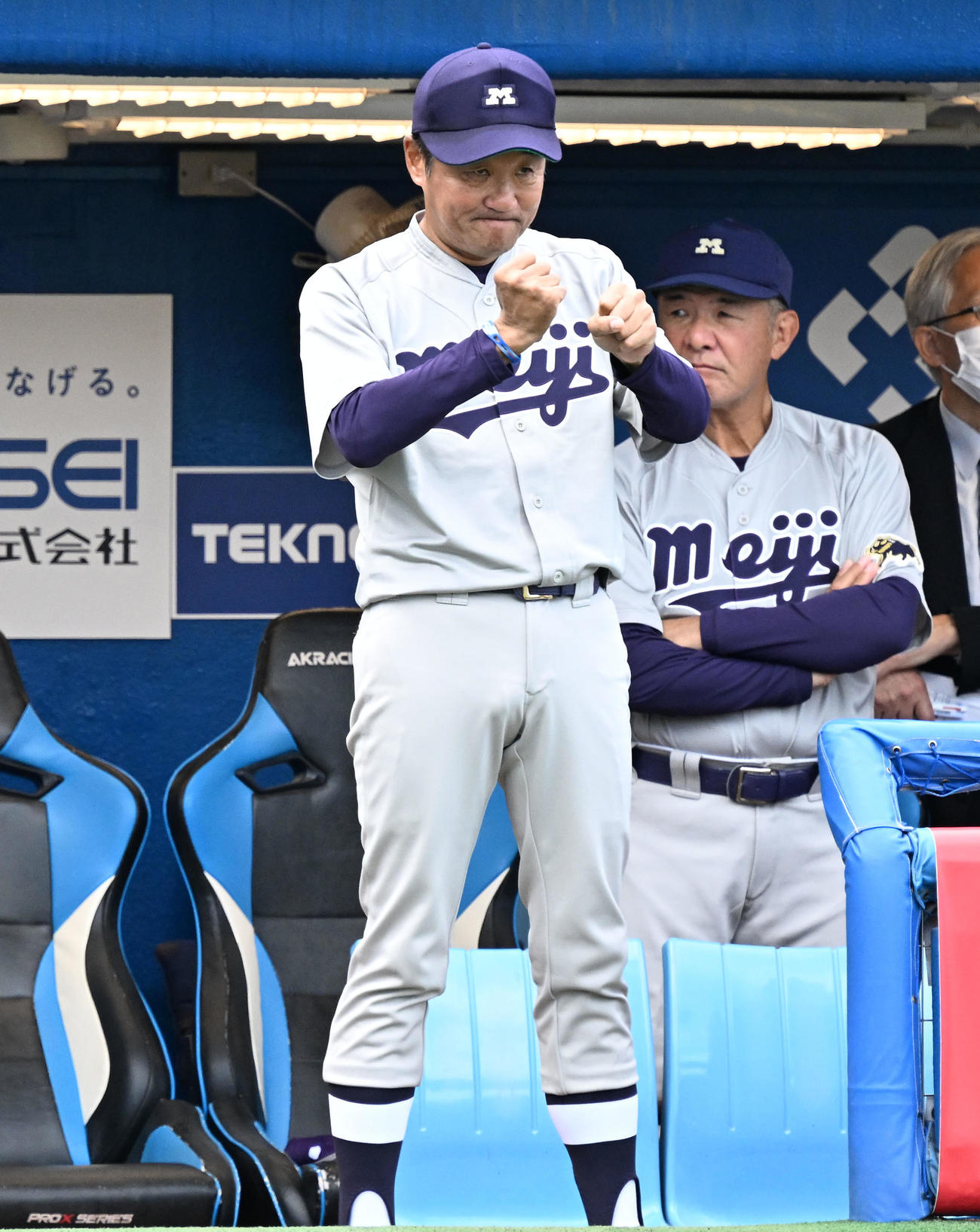 東京6大学野球秋季リーグ戦　早大対明大　ベンチから指示を出す明大・田中監督（撮影・千葉一成）