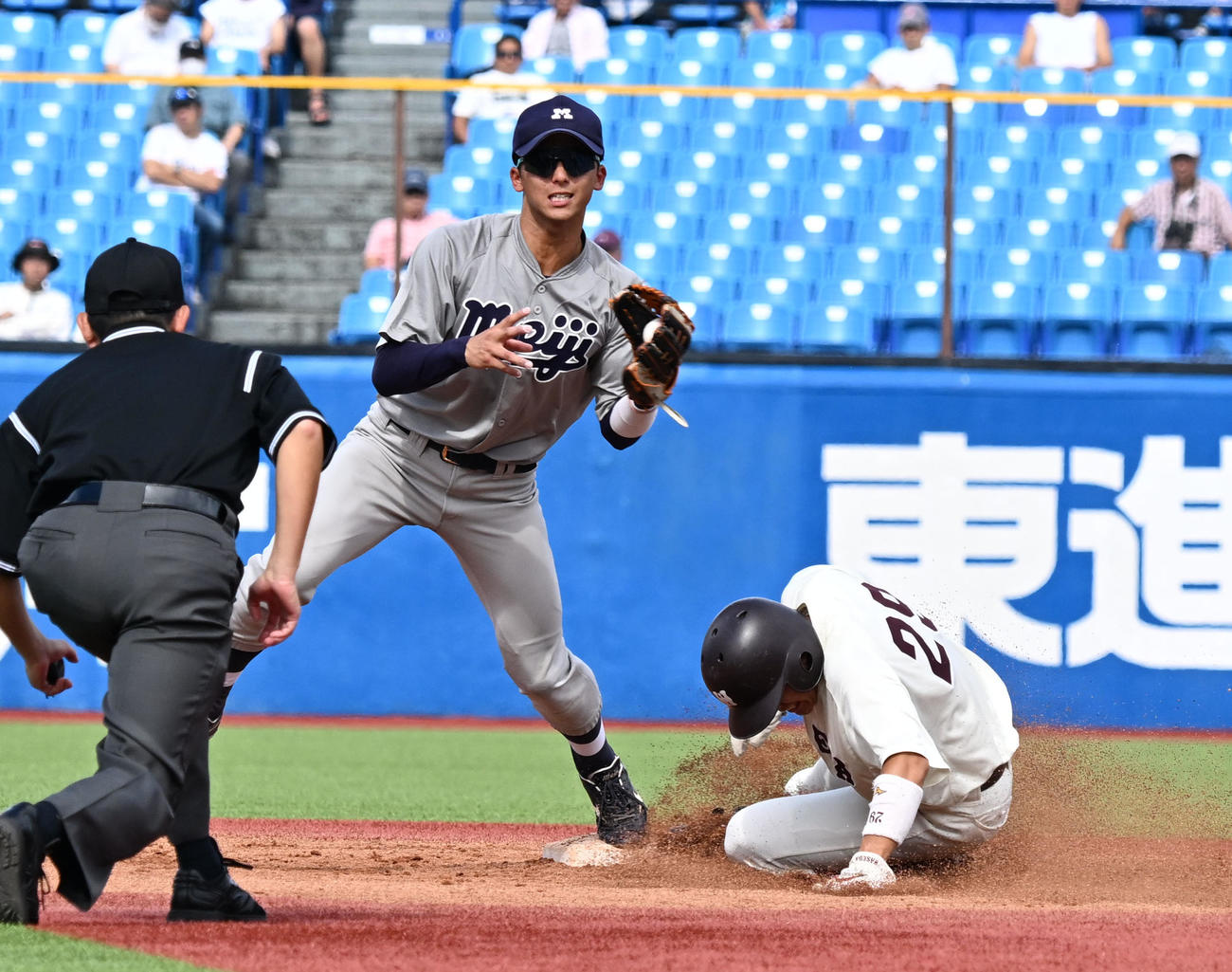 早大対明大　4回裏早大2死一塁、伊藤樹の遊ゴロを処理する遊撃手宗山。右は一走石郷岡（撮影・千葉一成）