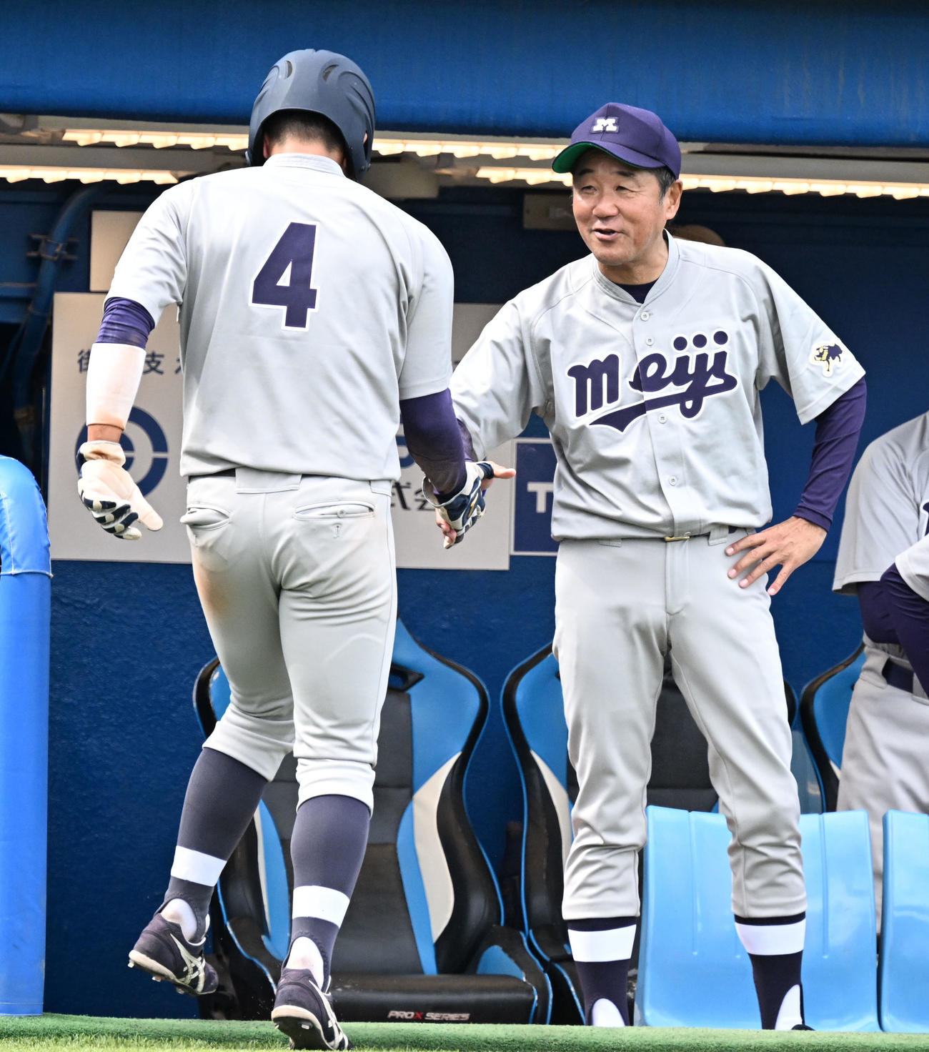 東京6大学野球秋季リーグ戦　早大対明大　5回表明大2死二塁、内海の適時打で生還した二走木本（左）を迎える田中監督（撮影・千葉一成）