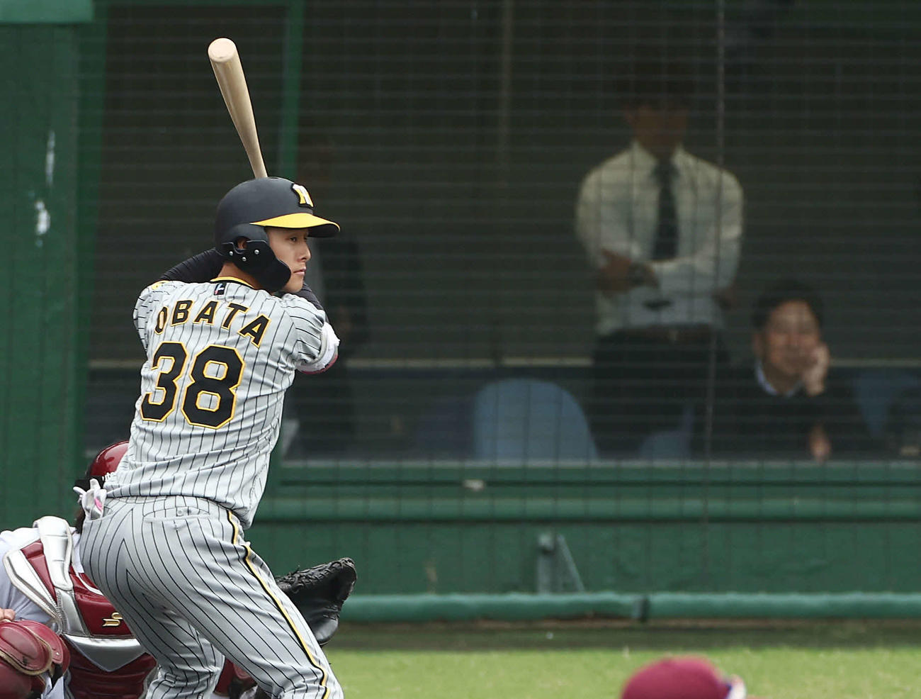 17日、フェニックスリーグ楽天戦に出場する小幡を見つめる藤川監督