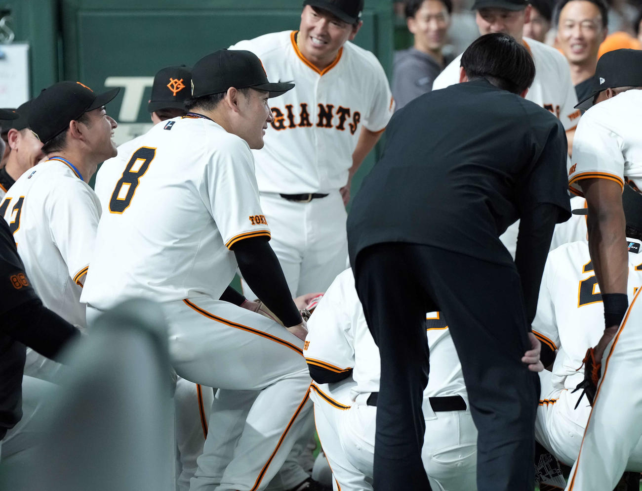 巨人対DeNA　試合前の円陣で声出しをする巨人萩尾（撮影・たえ見朱実）