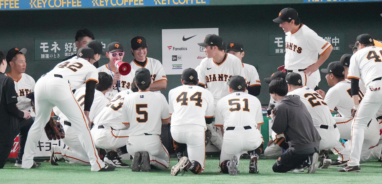 巨人対DeNA　「助っ人」と書かれたサングラスをつけ試合前の円陣で声出しする巨人萩尾（撮影・鈴木みどり）