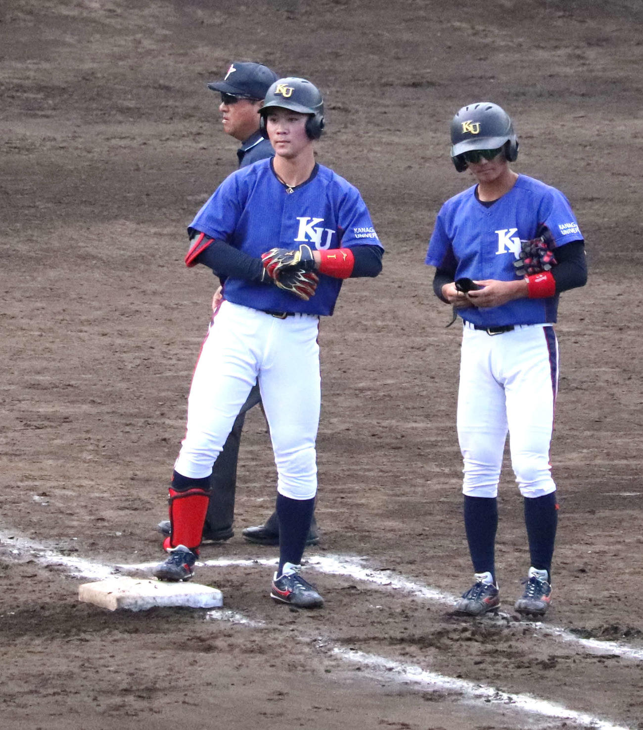 神奈川大対関東学院大　第2打席に中前打で出塁した神奈川大・庄子（中央）（撮影：佐瀬百合子）