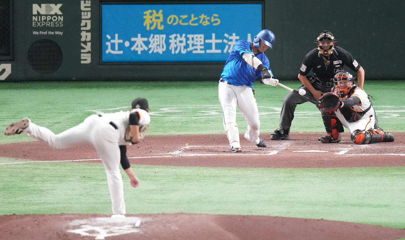 巨人対DeNA 6回表DeNA1死、右越えソロ本塁打を放つ戸柱。投手井上（撮影・鈴木みどり）