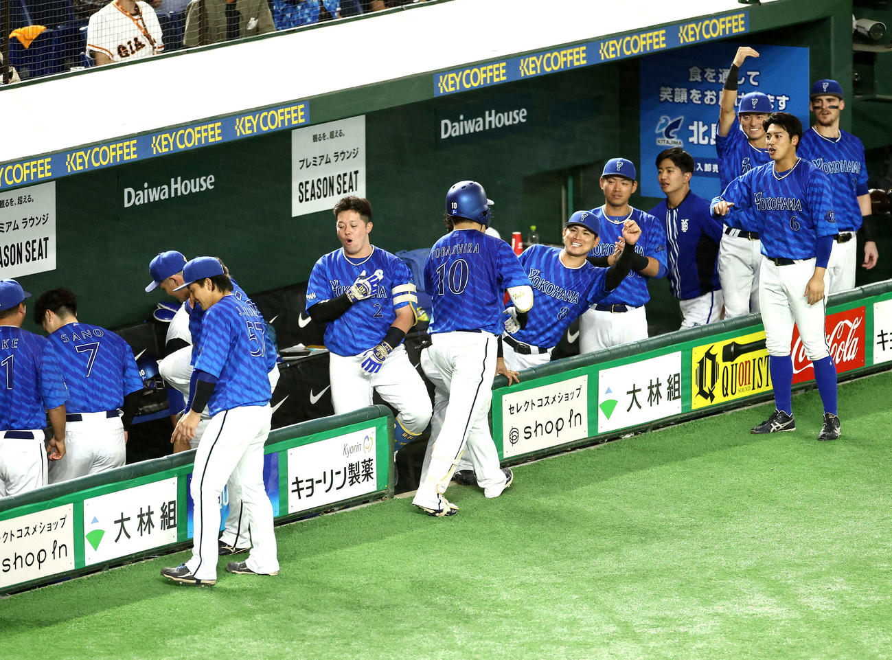 巨人対DeNA 6回表DeNA1死、右越え同点ソロ本塁打で生還する戸柱（中央）を迎えるチームメート（撮影・河田真司）