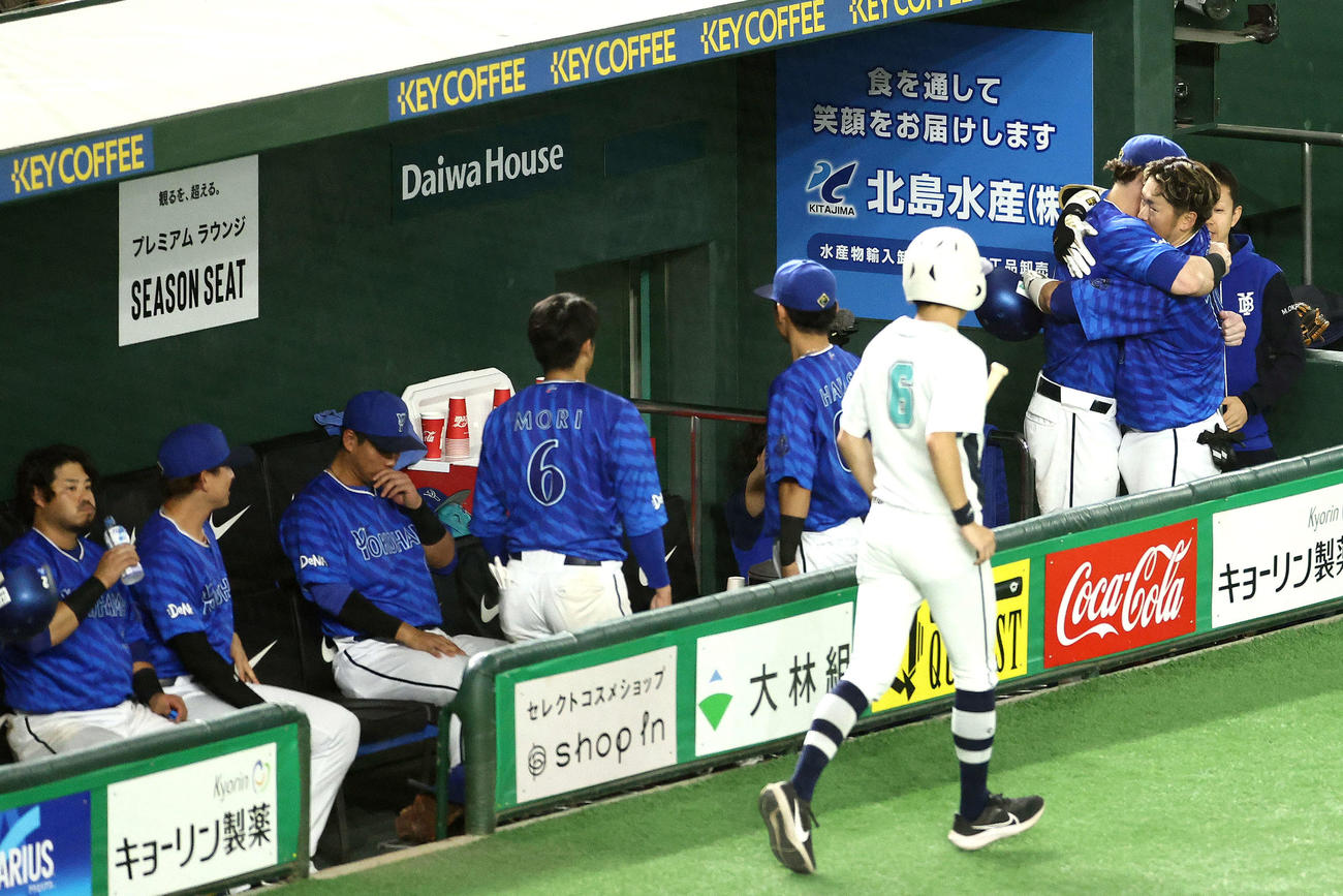 巨人対DeNA 6回表DeNA1死、右越え同点ソロ本塁打で生還しオースティン（右から2人目）に迎えられる戸柱（撮影・河田真司）