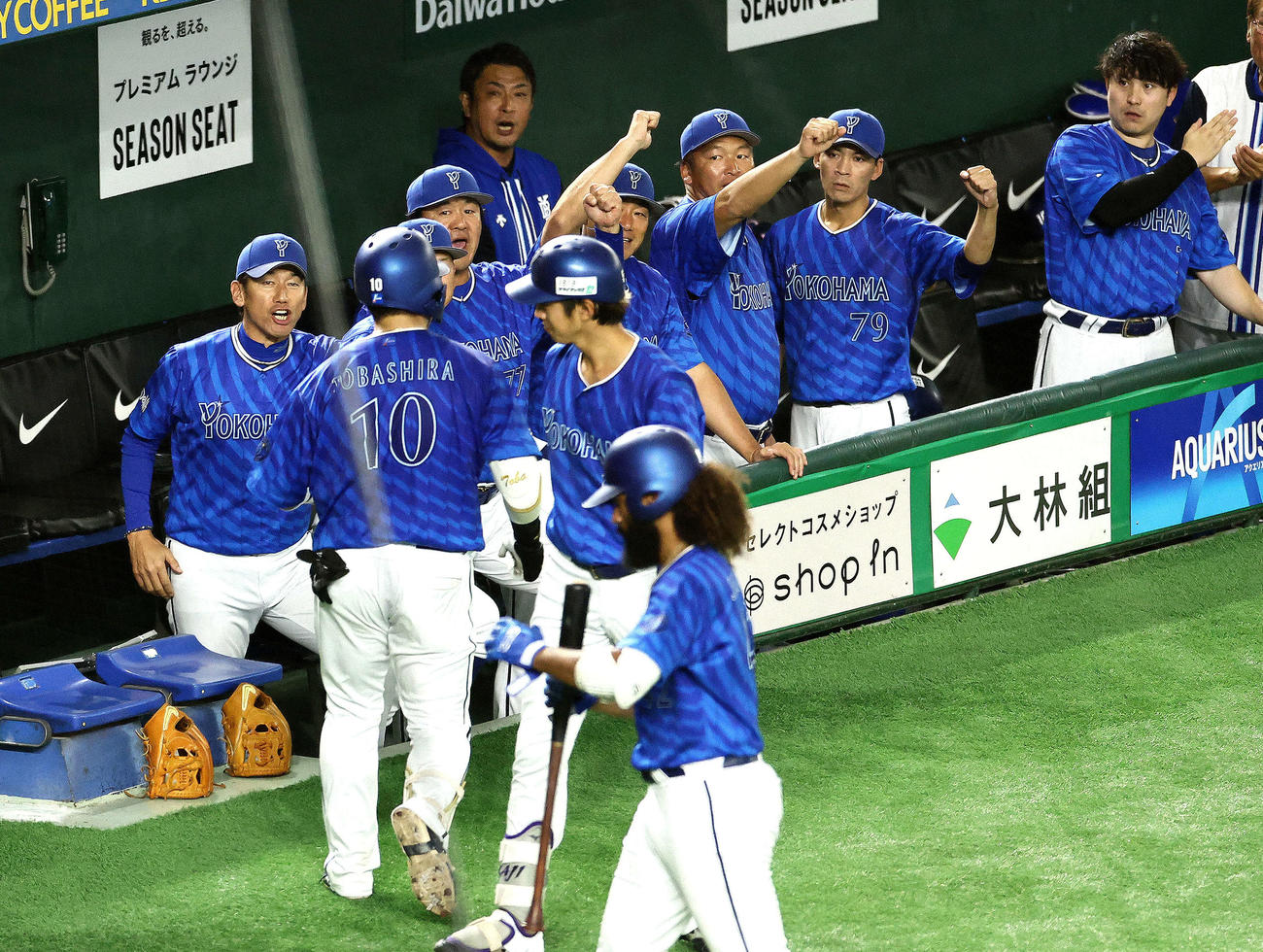 巨人対DeNA 6回表DeNA1死、右越え同点ソロ本塁打で生還する戸柱（左から2人目）を迎える三浦監督（撮影・河田真司）