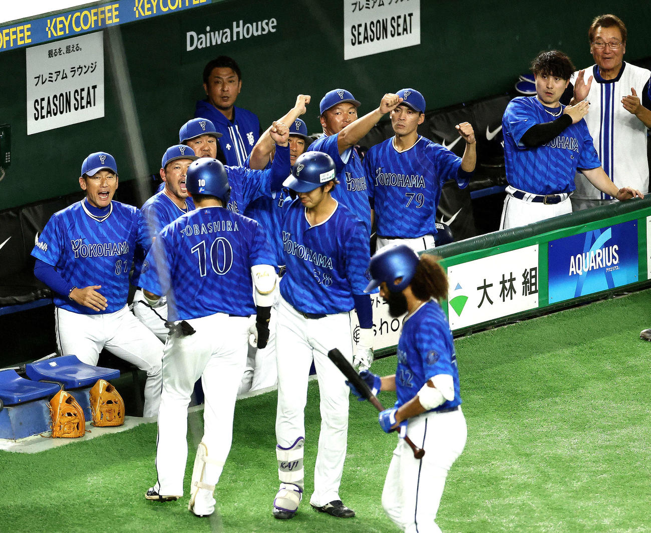 巨人対DeNA 6回表DeNA1死、右越え同点ソロ本塁打で生還する戸柱（左から3人目）を迎える三浦監督（撮影・河田真司）