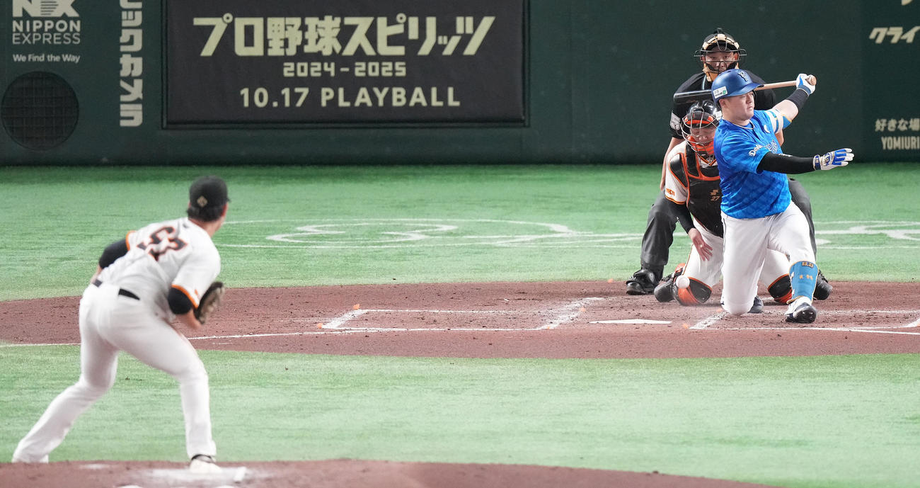 巨人対DeNA 4回表DeNA1死、空振り三振に倒れる牧。投手井上（撮影・鈴木みどり）
