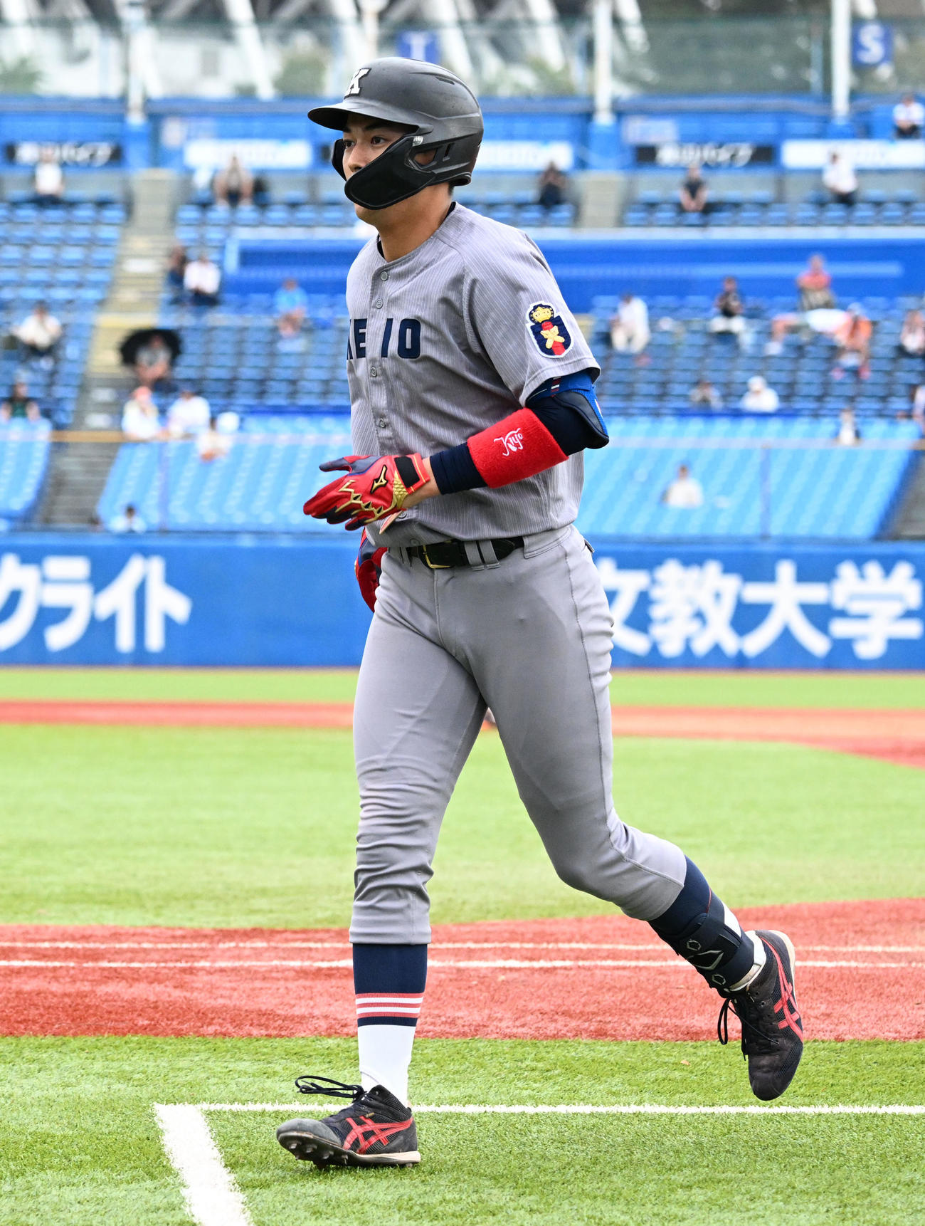 東京6大学野球秋季リーグ戦　法大対慶大　6回裏慶大1死、邪飛に倒れベンチに戻る清原（撮影・千葉一成）