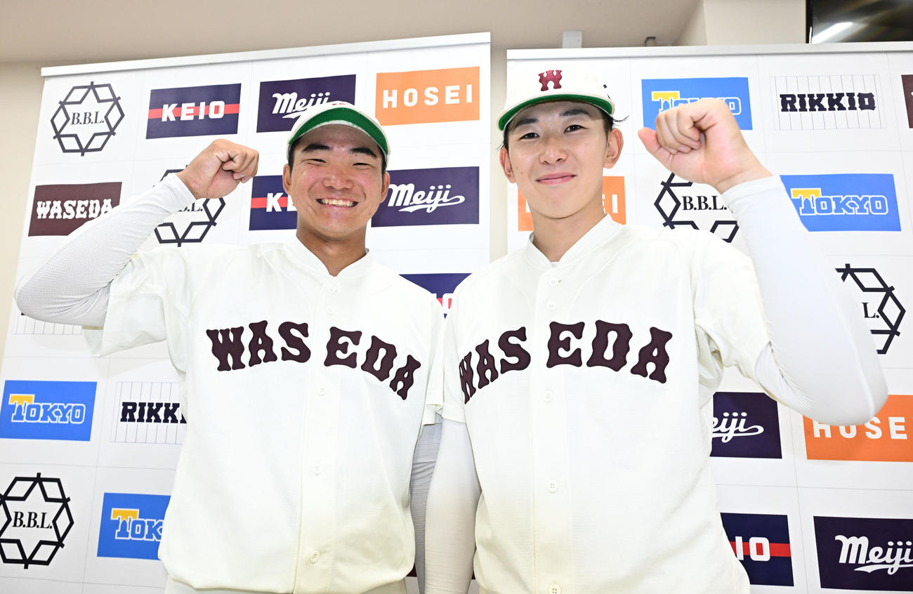 東京6大学野球秋季リーグ戦　早大対明大　明大に勝利し、笑顔でポーズをとる山県（左）と伊藤樹（撮影・千葉一成）