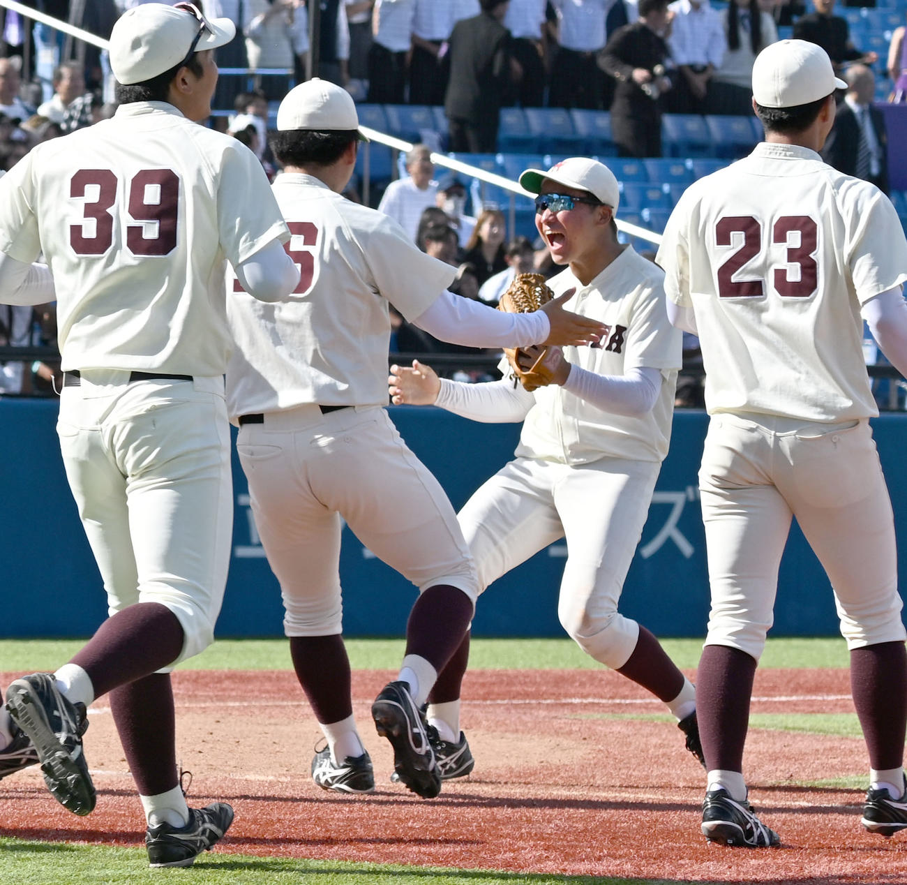 東京6大学野球秋季リーグ戦　明大を破り、喜ぶ山県秀（右から2人目）ら早大ナイン（撮影・千葉一成）