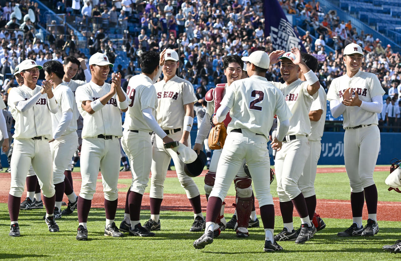 東京6大学野球秋季リーグ戦　明大を破り、喜ぶ山県（2）ら早大ナイン（撮影・千葉一成）