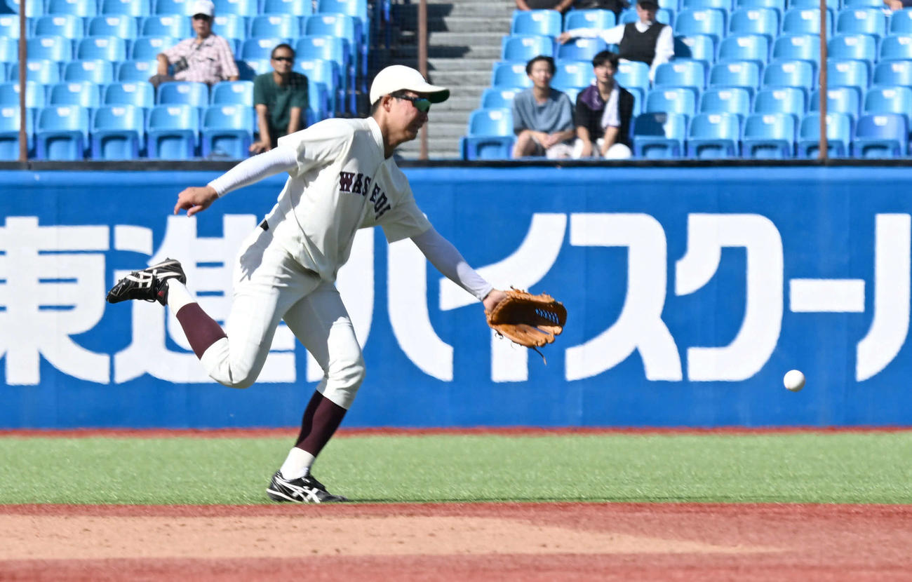 早大対明大　9回表明大無死、杉崎の中前に抜ける打球にグラブを伸ばす山県（撮影・千葉一成）