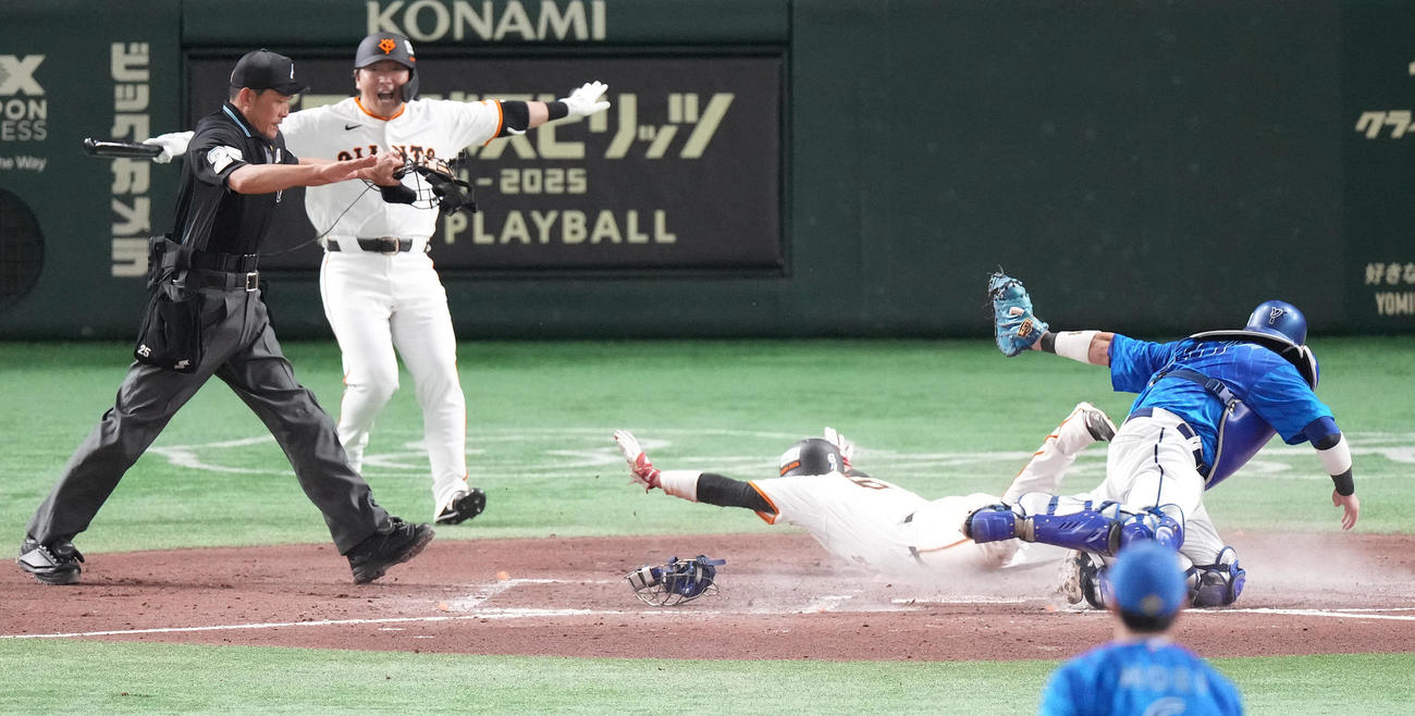 巨人対DeNA 7回裏巨人1死一、三塁、岸田のセーフティスクイズで生還する三塁走者坂本。捕手戸柱（撮影・鈴木みどり）