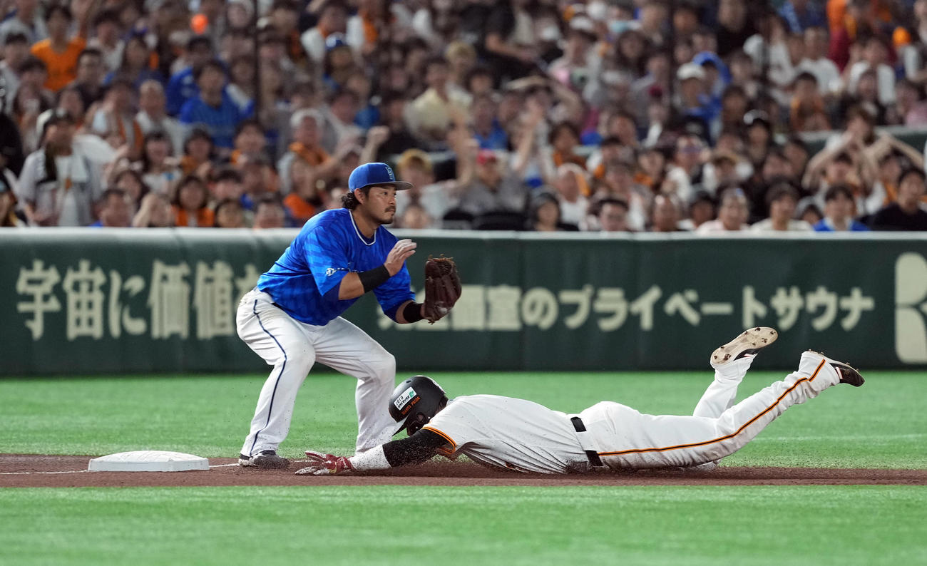 巨人対DeNA 7回裏巨人1死一塁、中山礼都の右前打で三塁へヘッドスライディングする一走坂本（撮影・たえ見朱実）
