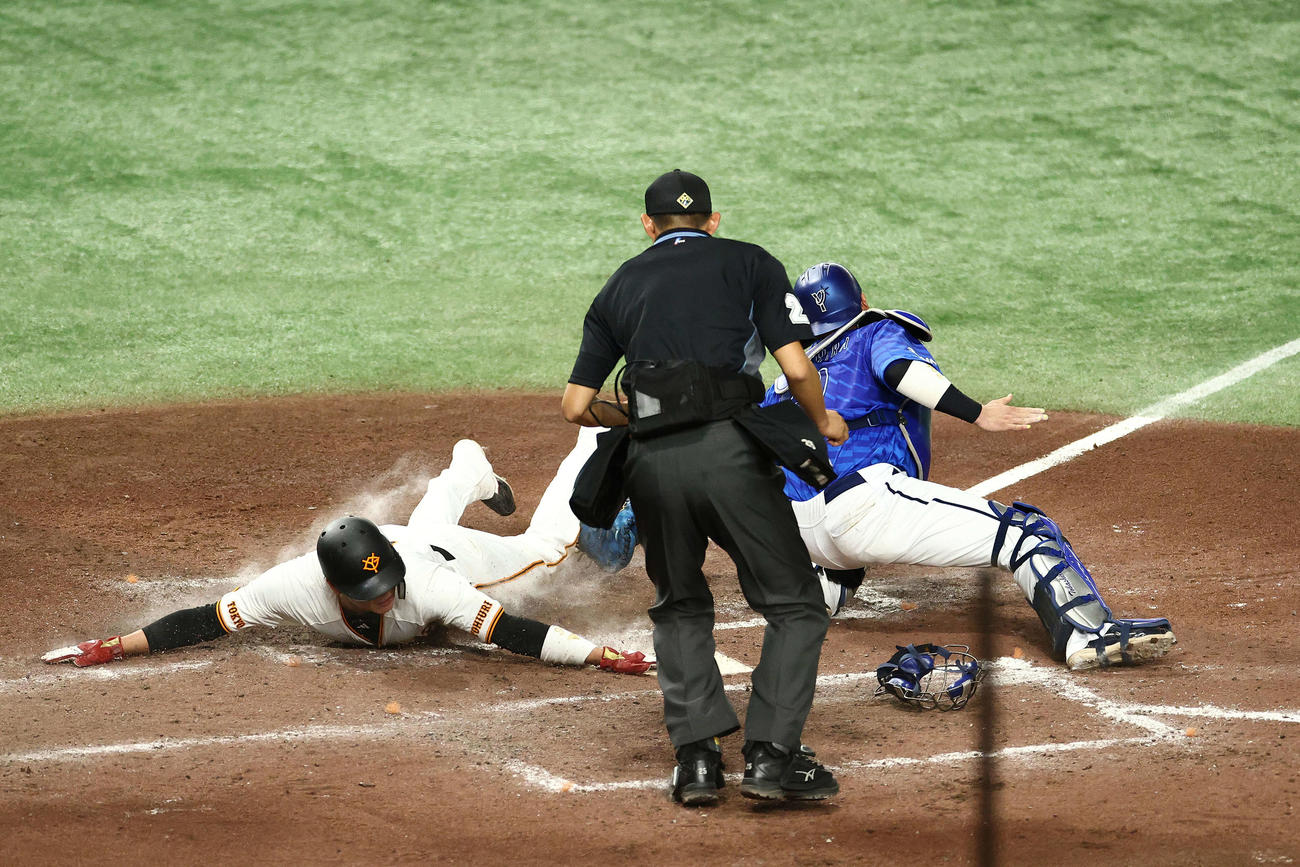 巨人対DeNA 7回裏巨人1死一、三塁、岸田のセーフティスクイズで生還する坂本（撮影・河田真司）
