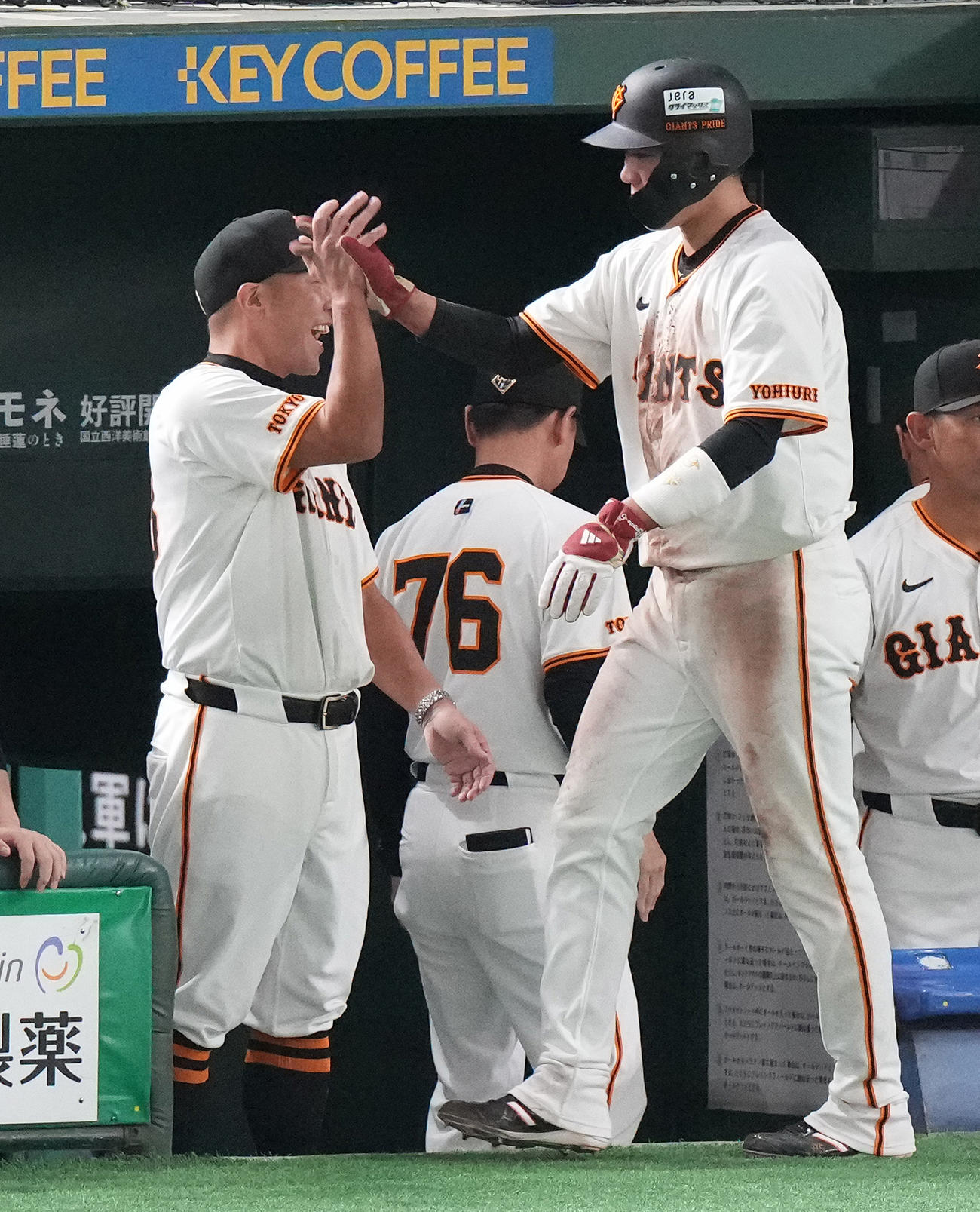 巨人対DeNA 7回裏巨人1死一、三塁、岸田のセーフティスクイズで生還した三塁走者坂本（右）を迎える阿部監督（撮影・鈴木みどり）