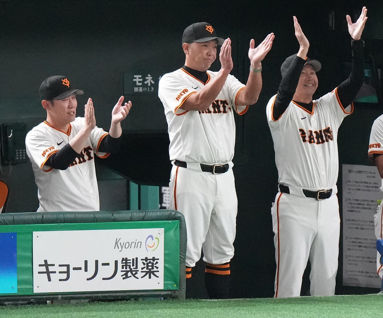 巨人対DeNA 7回裏巨人1死一、三塁、岸田のセーフティスクイズで三塁走者坂本が生還し、手をたたく阿部監督（中央）（撮影・鈴木みどり）