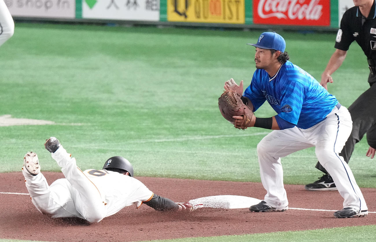巨人対DeNA 7回裏巨人1死一塁、中山の右前打で三塁へヘッドスライディングする一塁走者坂本。三塁手宮崎（撮影・鈴木みどり）