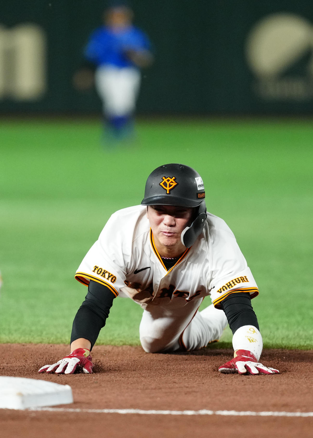 巨人対DeNA 7回裏巨人1死一塁、中山の右前打で三塁に滑り込む走者坂本（撮影・江口和貴）