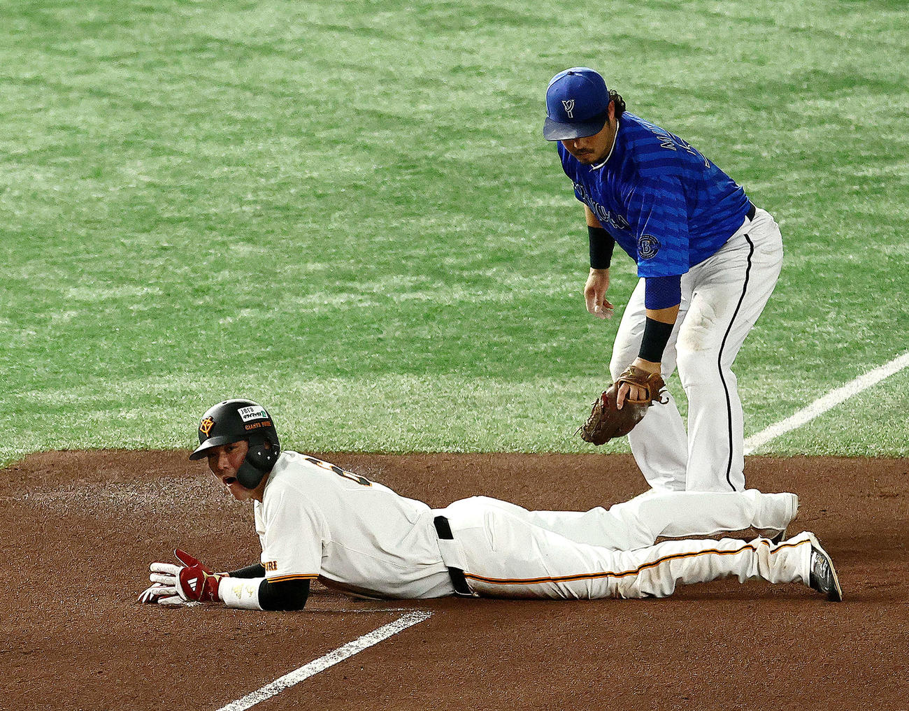 巨人対DeNA 7回裏巨人1死一塁、中山の右前打で三塁に進塁する一走坂本（撮影・河田真司）