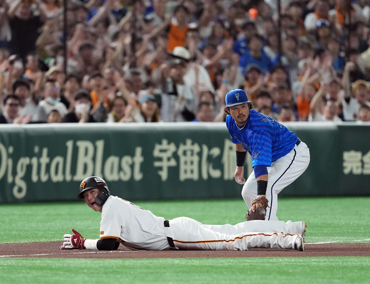 巨人対DeNA 7回裏巨人1死一塁、中山礼都の右前打で三塁へヘッドスライディングする一走坂本（撮影・たえ見朱実）