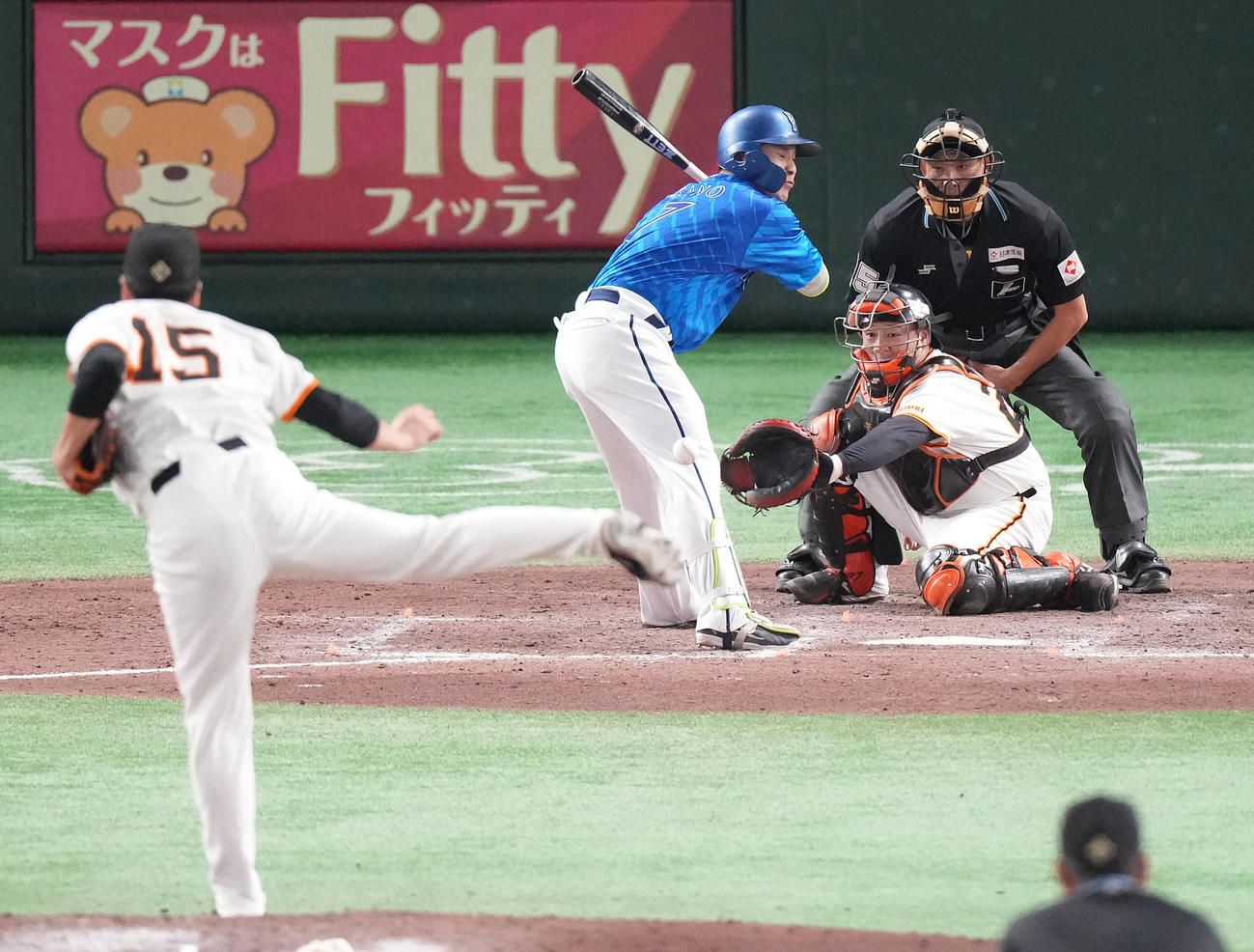 巨人対DeNA 9回表DeNA1死一塁、死球を受ける佐野。投手大勢（撮影・鈴木みどり）