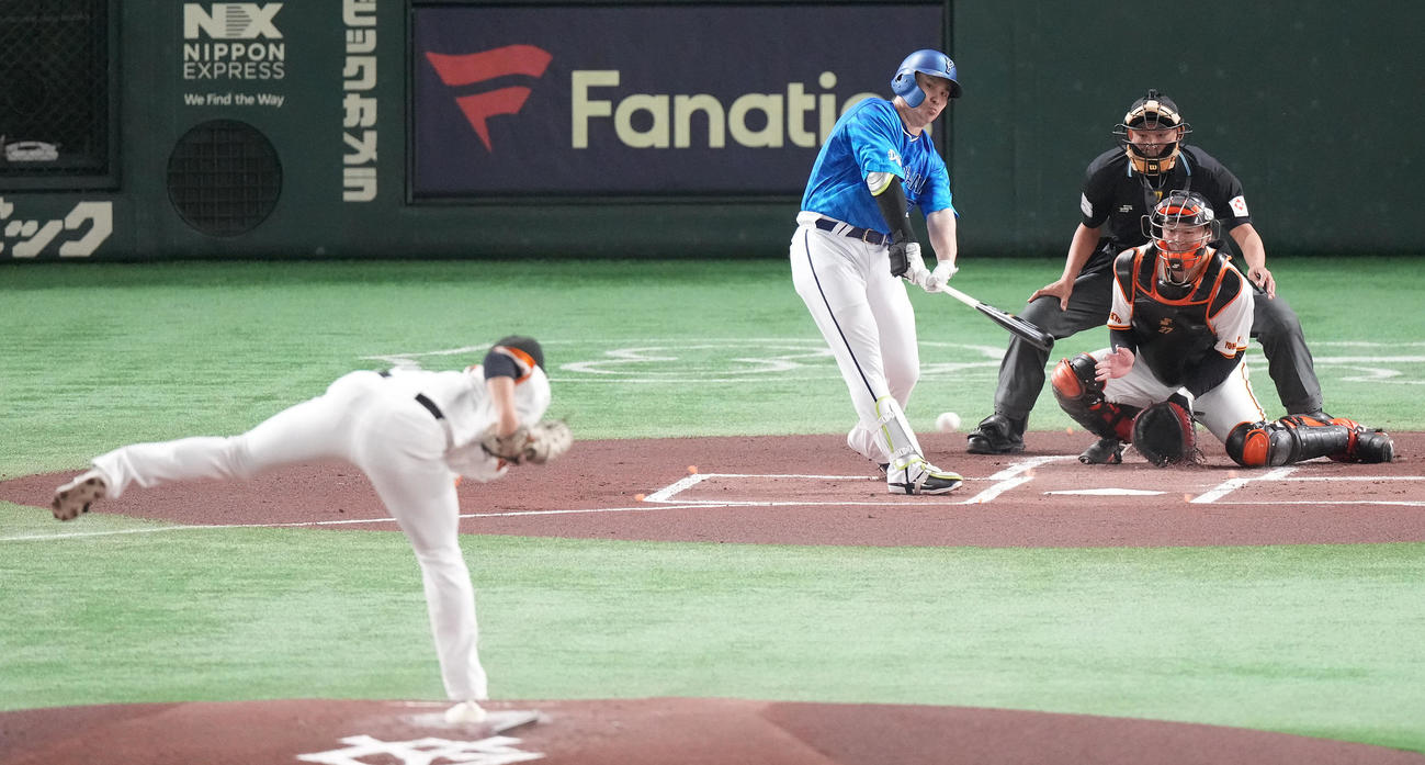 巨人対DeNA 1回表DeNA2死、一ゴロに倒れる佐野。投手井上（撮影・鈴木みどり）