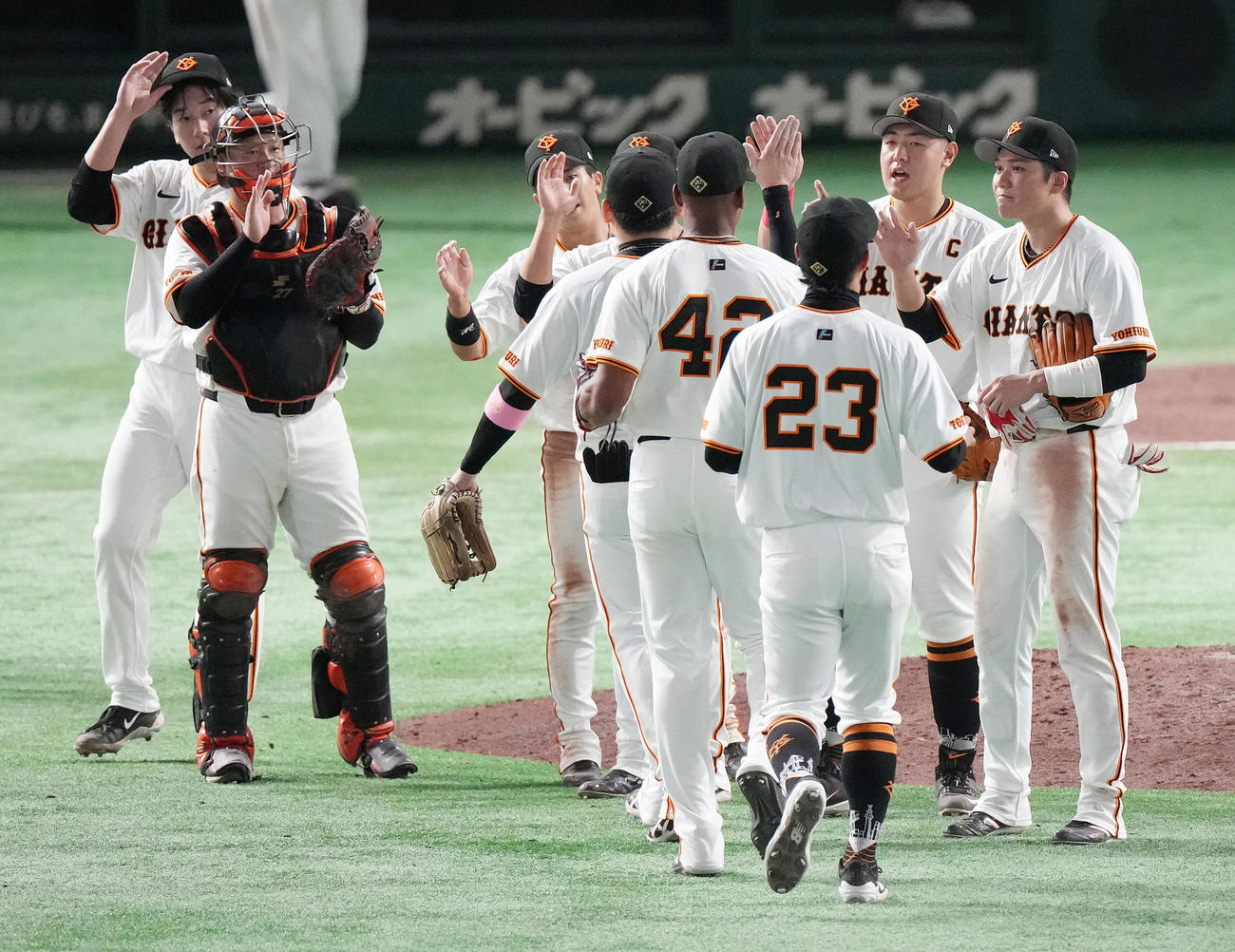 巨人対DeNA DeNAに勝利し、タッチを交わす巨人ナイン（撮影・鈴木みどり）