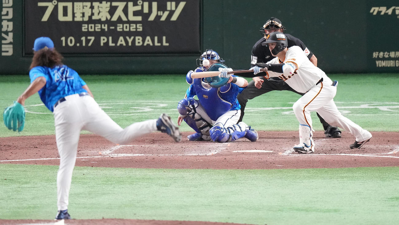 巨人対DeNA 7回裏巨人1死一、三塁、スクイズバントを決める岸田。投手ジャクソン（撮影・鈴木みどり）