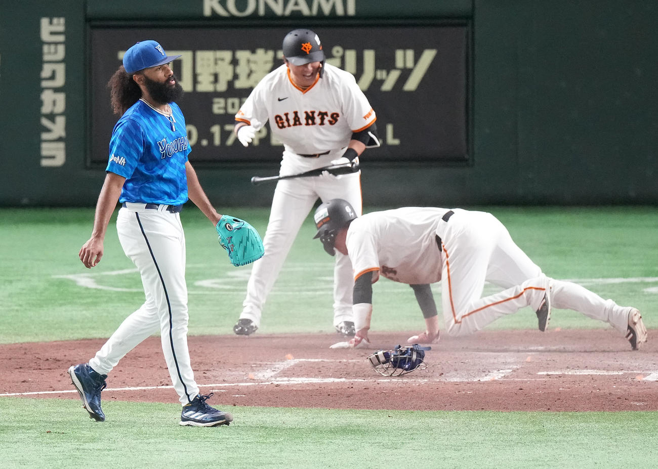 巨人対DeNA 7回裏巨人1死一、三塁、岸田のセーフティスクイズで三塁走者坂本の生還を許し、ぼうぜんとするジャクソン（撮影・鈴木みどり）