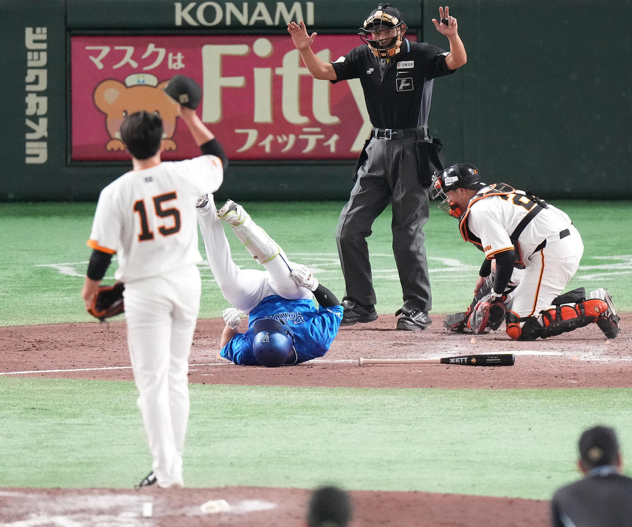 巨人対DeNA 9回表DeNA1死一塁、死球を受け、倒れ込む佐野。投手大勢（撮影・鈴木みどり）