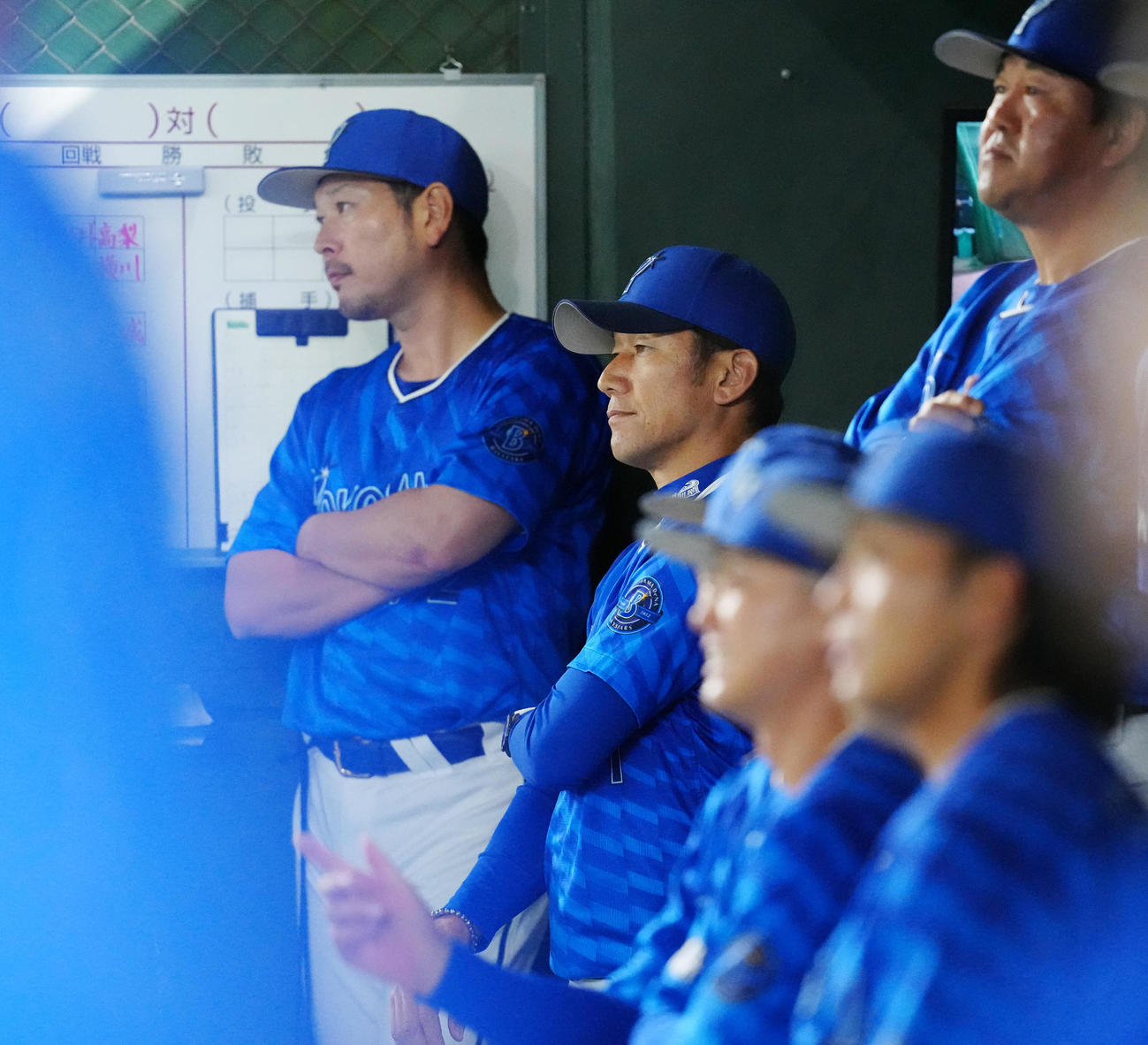 巨人対DeNA 7回表、ベンチから戦況を見つめるDeNA三浦監督（中央）（撮影・江口和貴）