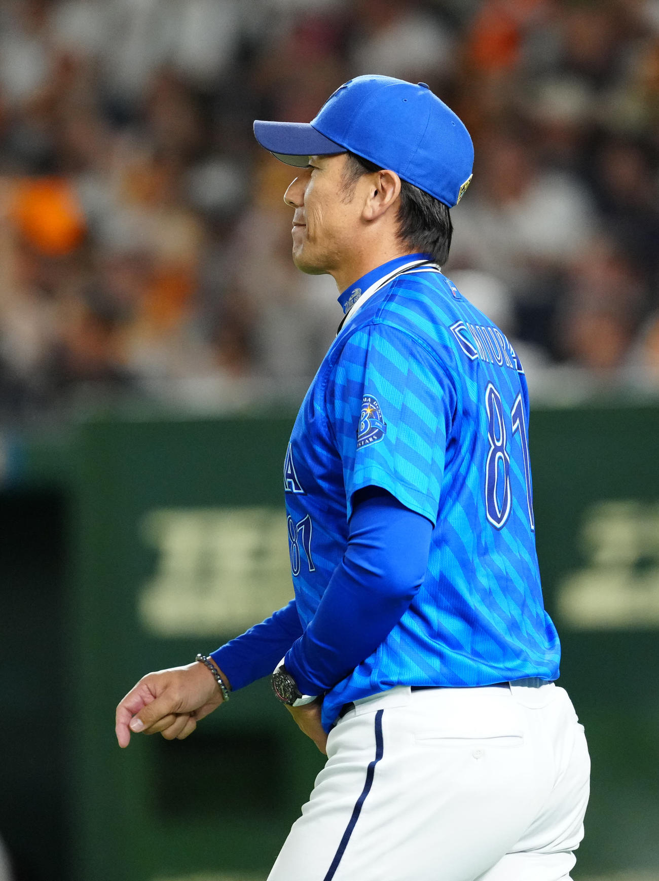 巨人対DeNA 7回裏途中、DeNA先発ジャクソンの降板を告げマウンドに向かう三浦監督（撮影・江口和貴）