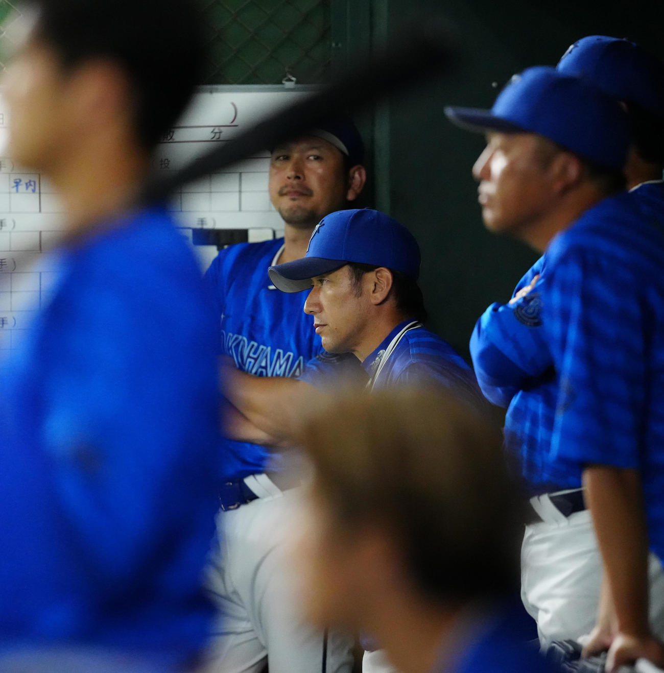 巨人対DeNA 9回表、ベンチから戦況を見つめるDeNA三浦監督（撮影・江口和貴）